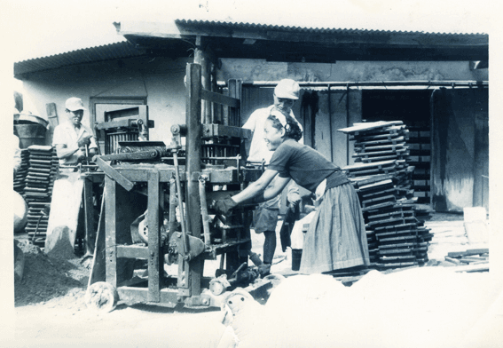 BAU 공장 초기 수작업 제조 현장