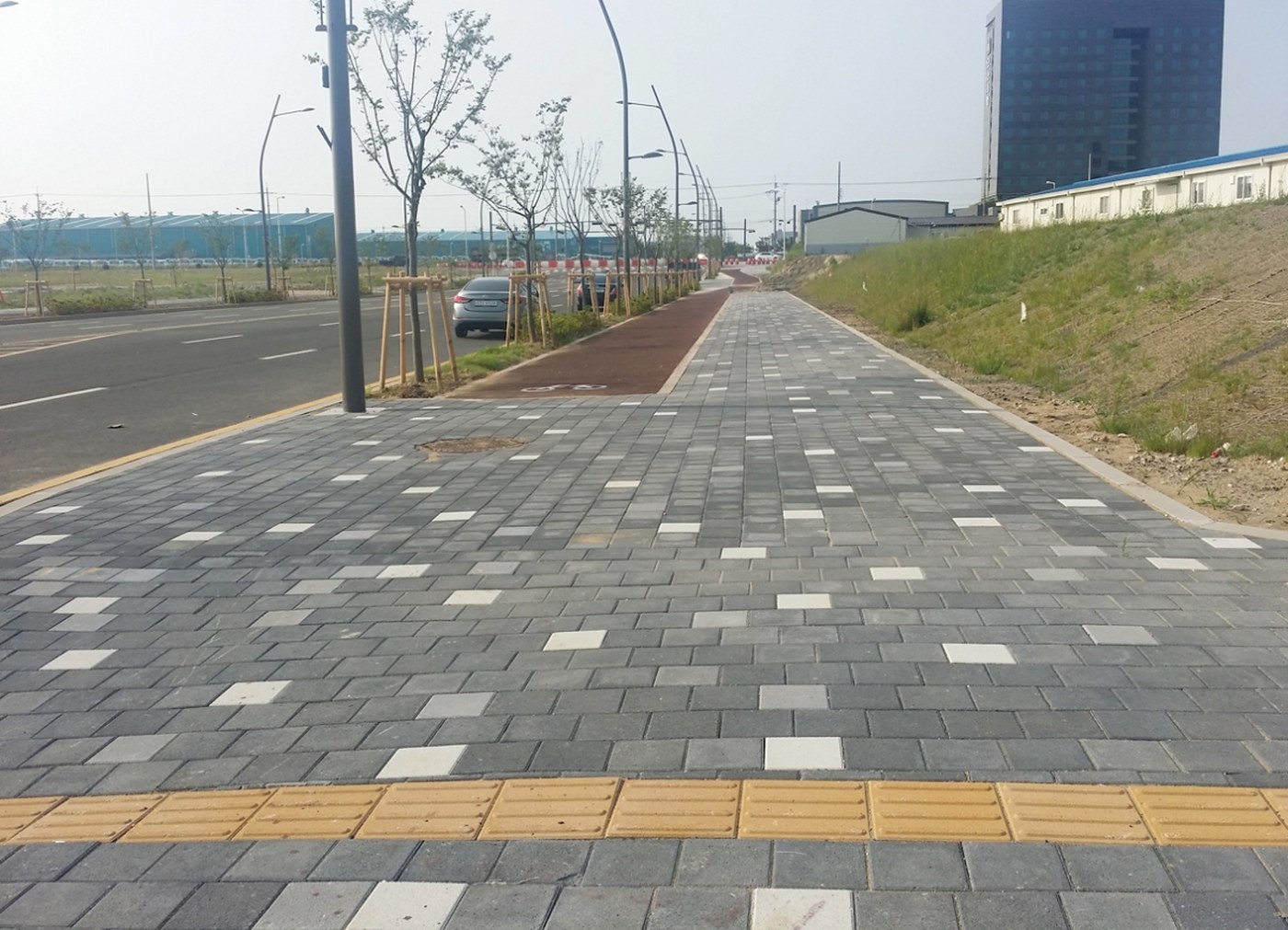 차도와 맞닿은 블록 포장 구간
